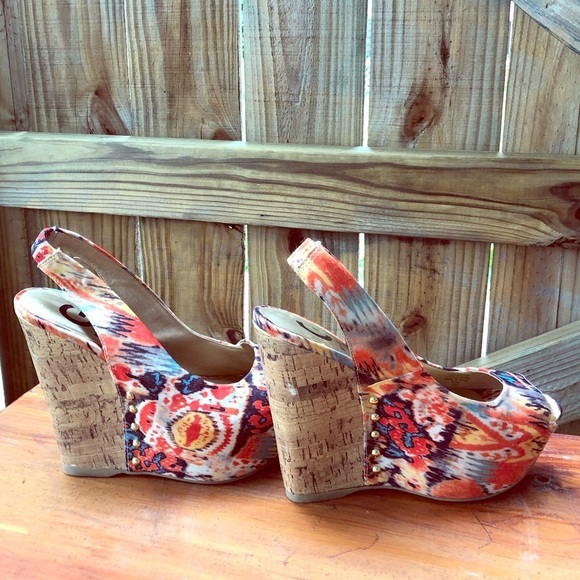 G by Guess Multicolor Patterned Wedges - Picture 5 of 10